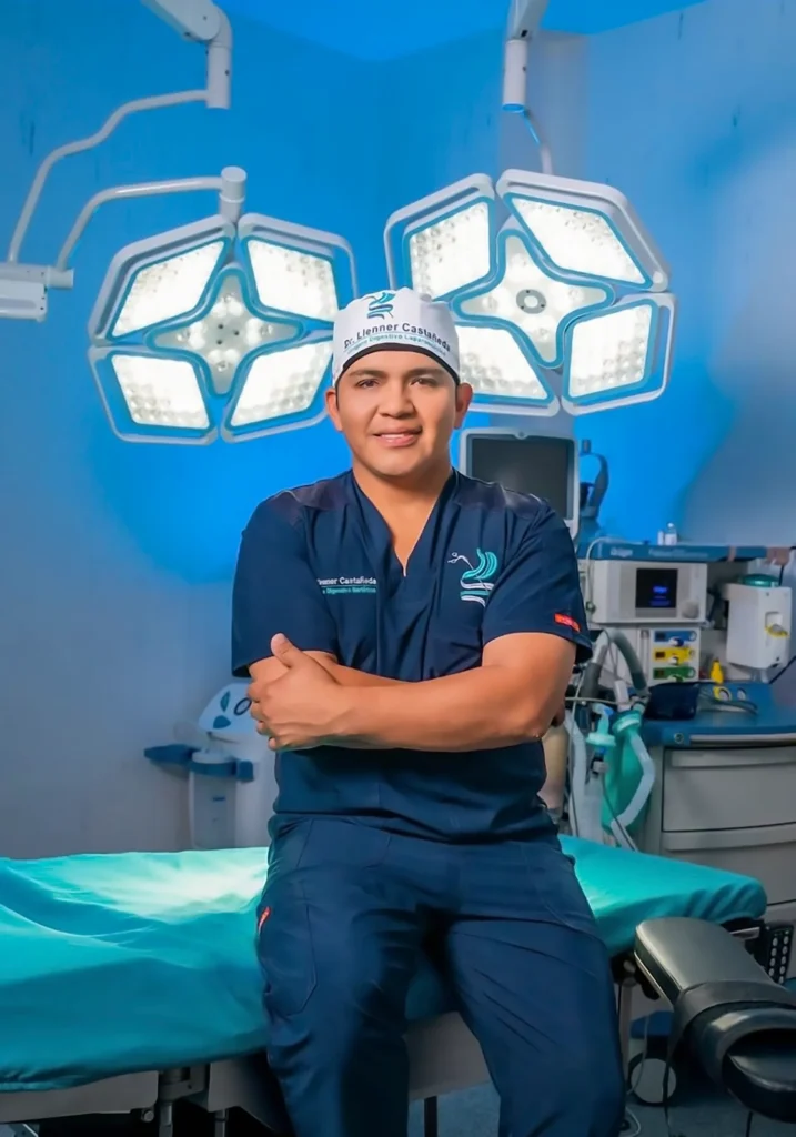 Especialista realizando cirugía laparoscópica mínimamente invasiva en clínica moderna