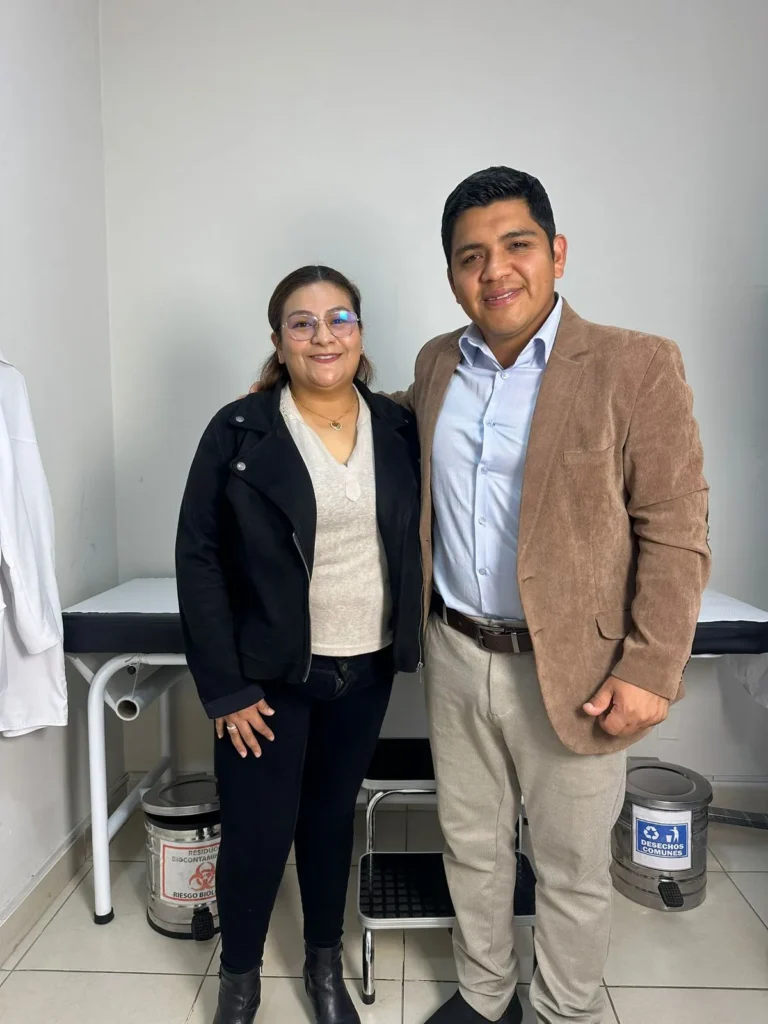 Pacientes satisfechos después de cirugía laparoscópica con resultados exitosos.